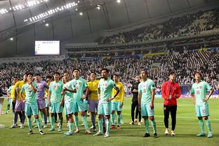 泰国球迷朝中国球迷看台扔水杯，陈永：泰国“玩”起了泼水节？